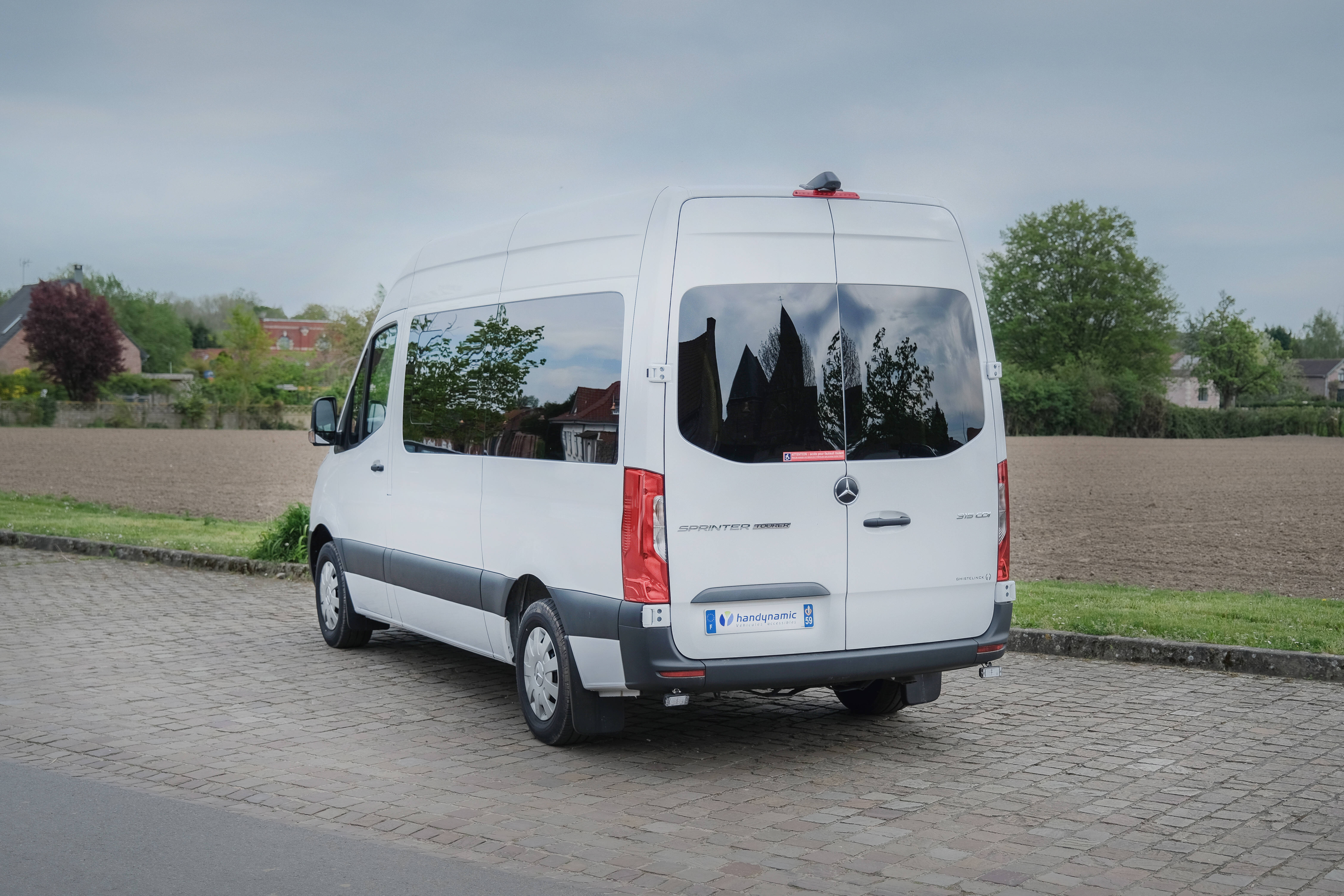 Avec sa longueur raisonnable, le Mercedes Sprinter TPMR 37S Triflex Easy permet de transporter 4 passagers en fauteuil roulant en ville sans difficulté pour circuler