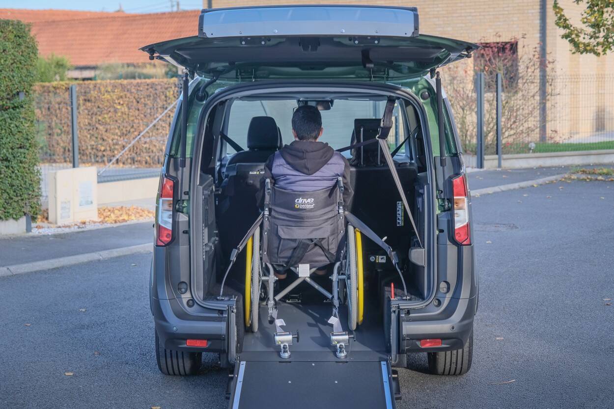 Le Ford Tourneo Courier Xtra est homologué pour accueillir un passager en fauteuil roulant