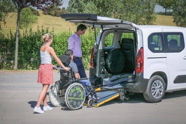 Les longues sangles avant facilitent l'arrimage de la personne à mobilité réduite Les longues sangles avant facilitent l'arrimage de la personne à mobilité réduite
