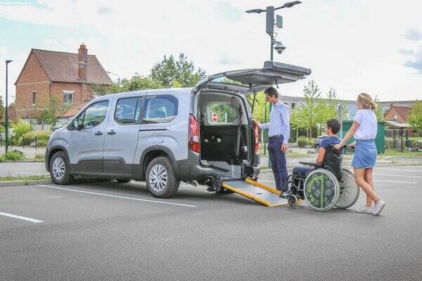 Le Rifter Maxi HappyAccess est le ludospace TPMR idéal pour tous vos trajets urbains et extra-urbains Le Rifter Maxi HappyAccess est le ludospace TPMR idéal pour tous vos trajets urbains et extra-urbains