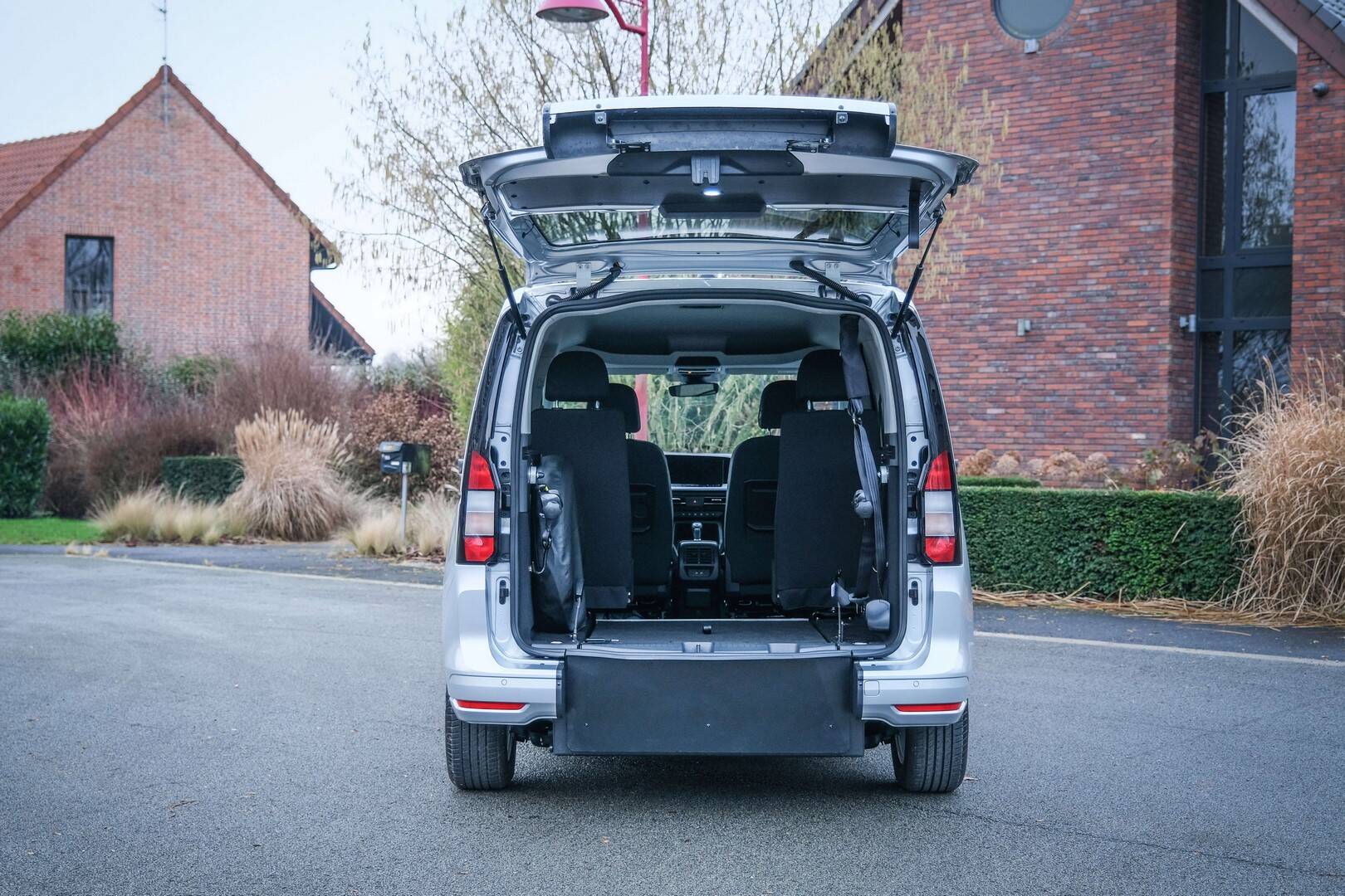 Grâce à la fonctionnalité HappyAccess, rabattez la rampe d'accès en plancher plat pour un gain d'espace de chargement lorsque votre passager en fauteuil roulant ne voyage pas dans l'habitacle