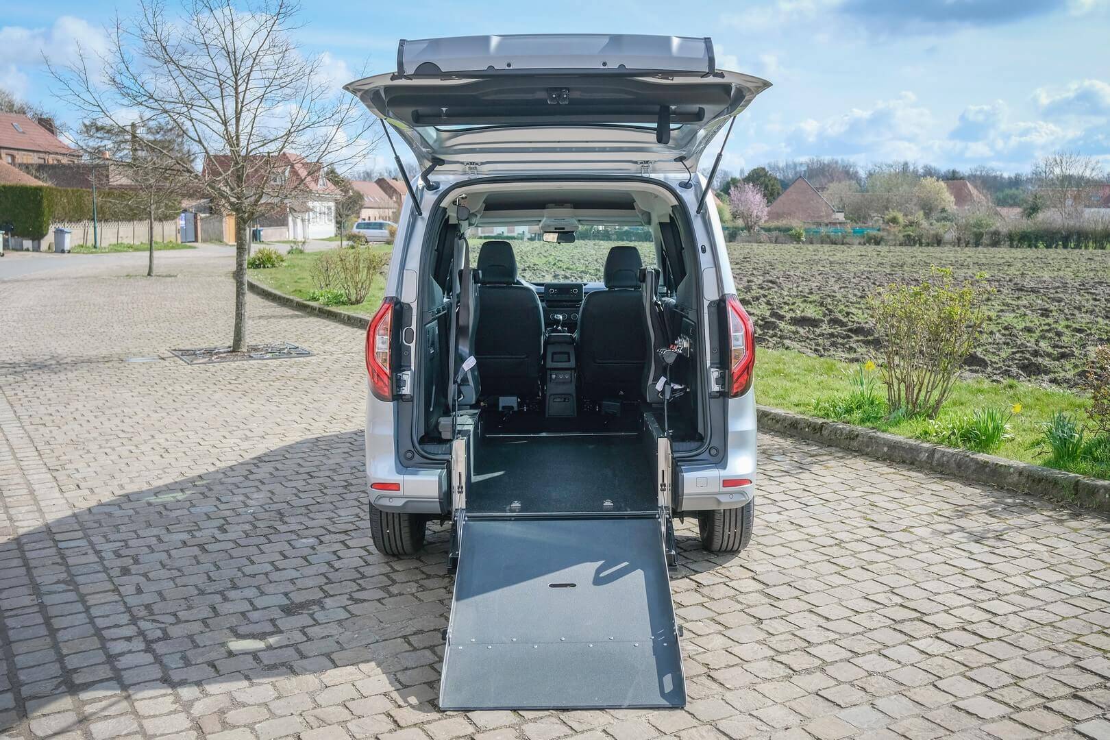 Voyager à 3 personnes avec 1 fauteuil roulant dans ce Renault Kangoo
