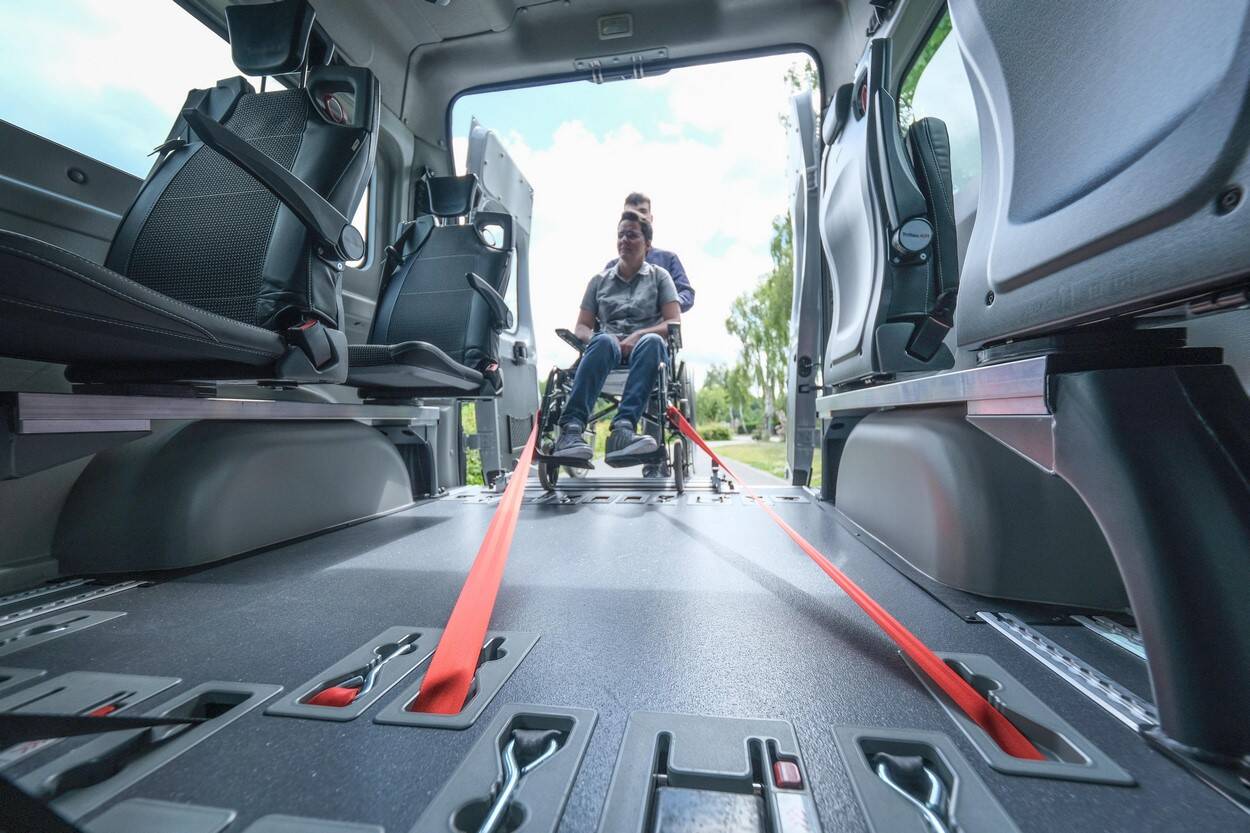 Les sangles avant de chaque emplacement PMR sont rallongées pour faciliter l'installation des passagers en fauteuil roulant