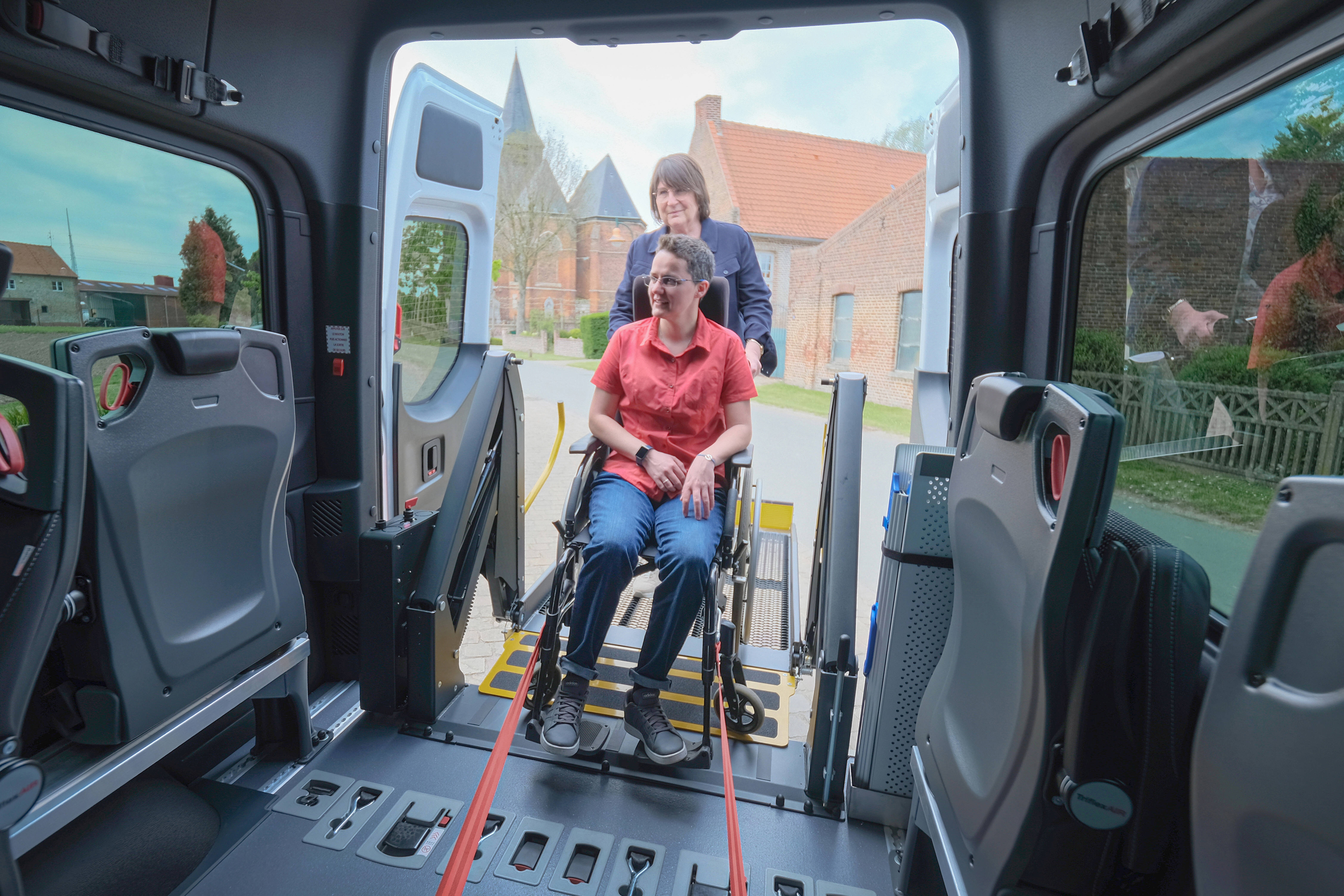 Avec son large accès arrière, le Mercedes Sprinter permet d'accueillir les plus gros fauteuils roulants électriques du marché