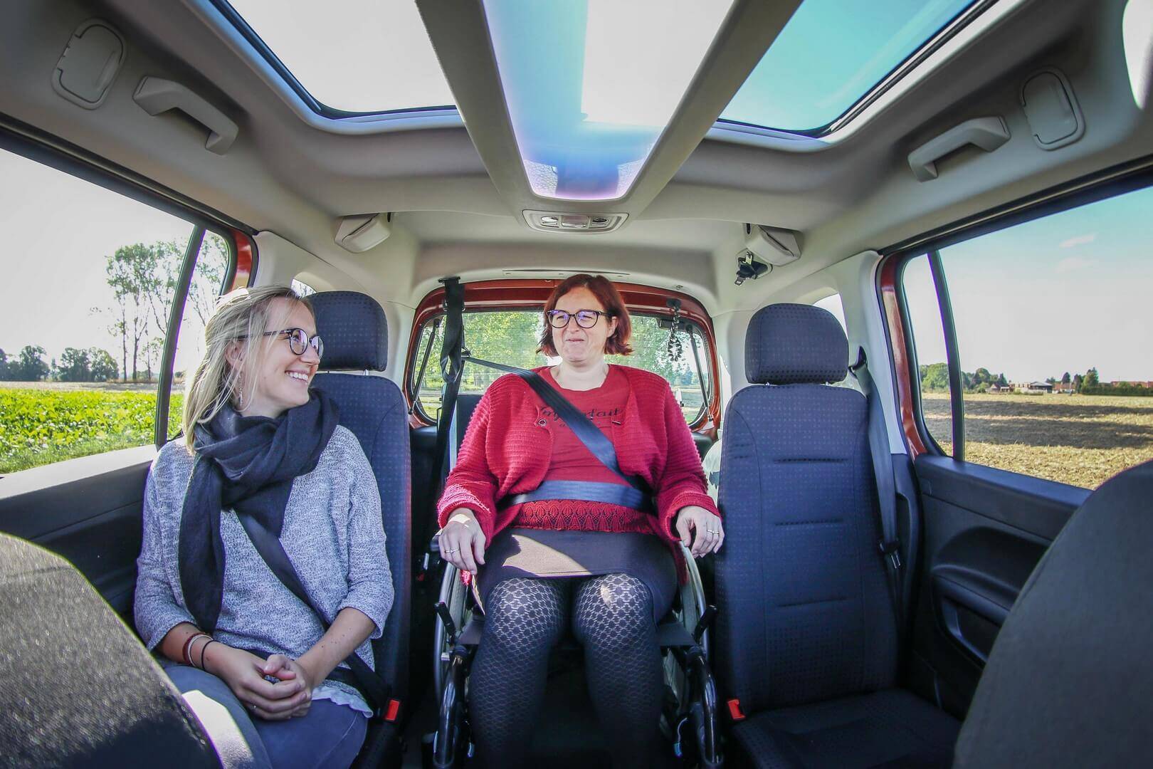 Ludospace familiale et agréable à conduire, louez ce Peugeot Rifter pour transporter votre proche à mobilité réduite !