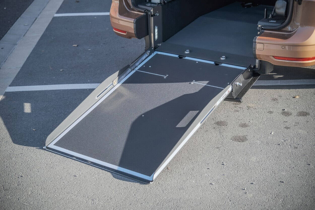 L'accès à bord du Caddy Maxi TPMR est sécurisé grâce au revêtement antidérapant de la rampe