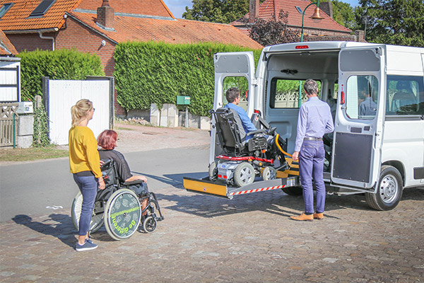 Le Fiat Ducato GNV TPMR est ici équipé d'un hayon élévateur pour permettre un accès en douceur aux personnes en situation de handicap Le Fiat Ducato GNV TPMR est ici équipé d'un hayon élévateur pour permettre un accès en douceur aux personnes en situation de handicap