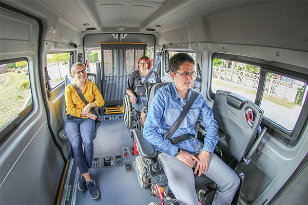 Spacieux, ce minibus TPMR permet d'accueillir jusqu'à 3 personnes en fauteuil roulant + 2 personnes valides (conducteur inclus) Spacieux, ce minibus TPMR permet d'accueillir jusqu'à 3 personnes en fauteuil roulant + 2 personnes valides (conducteur inclus)