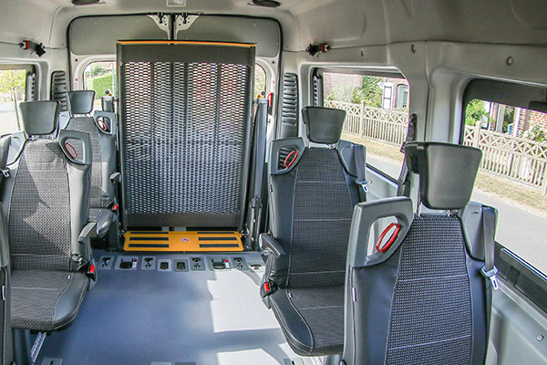 A bord de ce minibus accessible se trouvent des sièges individuels Triflex, facilement repliables contre la paroi A bord de ce minibus accessible se trouvent des sièges individuels Triflex, facilement repliables contre la paroi