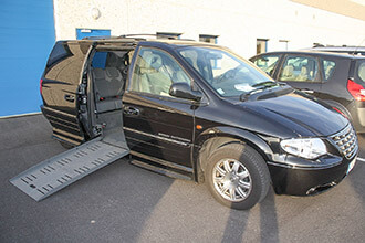 Le Chrysler Voyager permet d'accéder en fauteuil roulant à la place passager avant ! Le Chrysler Voyager permet d'accéder en fauteuil roulant à la place passager avant !