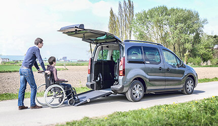 Avec le Citroën Berlingo FullAccess, voyagez en fauteuil roulant à l&#039;avant ou à l&#039;arrière de la voiture !