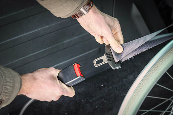 Protection Des Personnes Dans Les Véhicules. Attachez Votre Corps Avec Une  Ceinture De Sécurité Dans La Voiture. L'homme Barbu Attache La Ceinture De  Sécurité De La Voiture Avec La Main. Respect Des