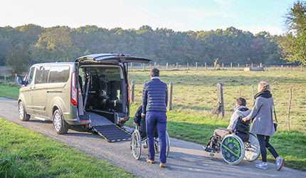 Le Ford Tourneo Custom peut accueillir jusqu'à deux passagers en situation de handicap Le Ford Tourneo Custom peut accueillir jusqu'à deux passagers en situation de handicap
