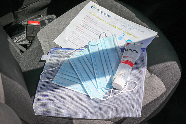 Chaque voiture livrée par Handynamic dispose d'un kit de protection contenant masques et gel hydroalcoolique Chaque voiture livrée par Handynamic dispose d'un kit de protection contenant masques et gel hydroalcoolique