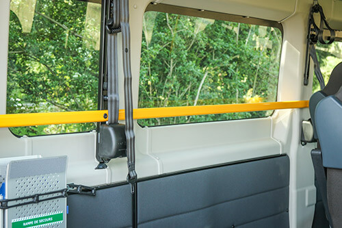 Les mains-courantes sont très utiles pour faciliter les déplacements à l'intérieur des minibus... Les mains-courantes sont très utiles pour faciliter les déplacements à l'intérieur des minibus...