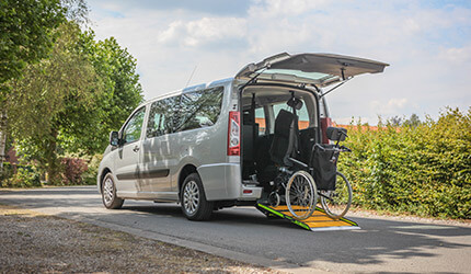 Voyagez avec 2 personnes en fauteuil roulant grâce au Peogeot Expert Twin