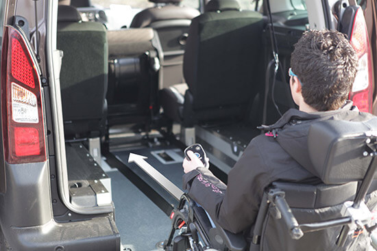 Le Hook-i-treuil 3 en 1 facilite largement l'accès en fauteuil roulant manuel dans une voiture aménagée handicap Le Hook-i-treuil 3 en 1 facilite largement l'accès en fauteuil roulant manuel dans une voiture aménagée handicap
