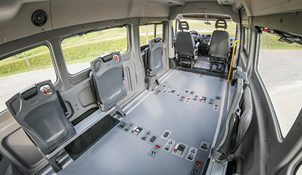 Le plancher qui révolutionne le TPMR est disponible sur deux nouveaux modèles de minibus Le plancher qui révolutionne le TPMR est disponible sur deux nouveaux modèles de minibus