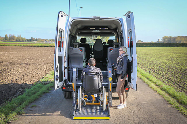 La plateforme élévatrice préserve les forces des chauffeurs-accompagnateurs... La plateforme élévatrice préserve les forces des chauffeurs-accompagnateurs...