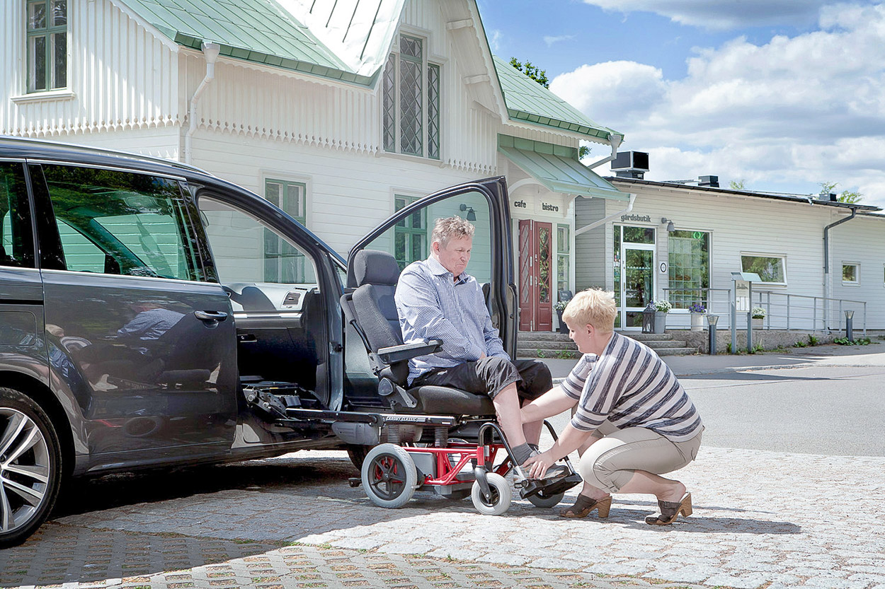 Equipé d&#039;une embase roulante, le siège pivotant peut se transformer en fauteuil roulant