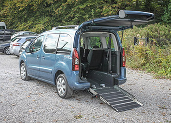 M. Vanwassenhove a acheté une voiture TPMR pour lancer son activité de transport de personnes à mobilité réduite M. Vanwassenhove a acheté une voiture TPMR pour lancer son activité de transport de personnes à mobilité réduite
