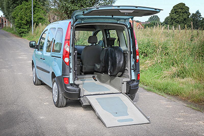 M. Cid a acheté un Renault Kangoo aménagé handicap d'occasion à l'agence Handynamic de Lyon M. Cid a acheté un Renault Kangoo aménagé handicap d'occasion à l'agence Handynamic de Lyon