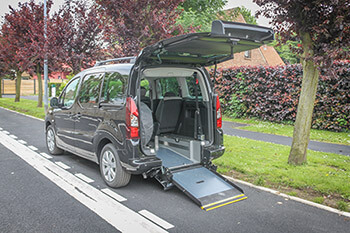 Mme Cintas est ravie d'avoir fait confiance à Handynamic pour sa voiture aménagée... Mme Cintas est ravie d'avoir fait confiance à Handynamic pour sa voiture aménagée...