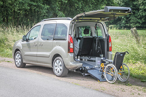 M. et Mme David sont satisfaits de leur Citroën Berlingo HappyAccess qui leur redonne la mobilité ! M. et Mme David sont satisfaits de leur Citroën Berlingo HappyAccess qui leur redonne la mobilité !