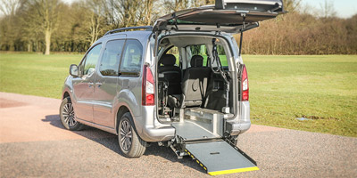 La famille Gal apprécie son Peugeot Partner HappyAccess pour se balader dans Paris... La famille Gal apprécie son Peugeot Partner HappyAccess pour se balader dans Paris...