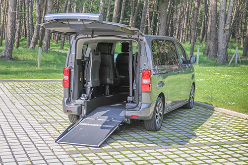 Mme Rodrigues est ravie du confort offert par le Citroën SpaceTourer Family Mme Rodrigues est ravie du confort offert par le Citroën SpaceTourer Family