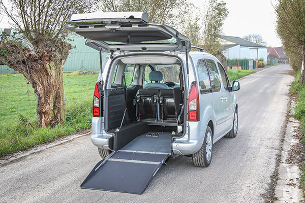 M. Stefanski loue une voiture accessible en longue durée chez Handynamic... M. Stefanski loue une voiture accessible en longue durée chez Handynamic...