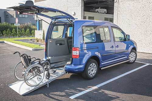 Le Volkswagen Caddy est aménagé pour le transport d&#039;une personne à mobilité réduite