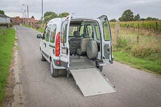 Le Renault Kangoo avec système d'abaissement des suspensions est une voiture très accessible ! Le Renault Kangoo avec système d'abaissement des suspensions est une voiture très accessible !