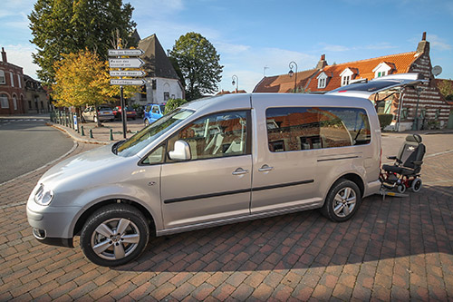 Le Volkswagen Caddy Maxi handicape peut accueillir jusqu'à 6 personnes dont une personne en fauteuil roulant Le Volkswagen Caddy Maxi handicape peut accueillir jusqu'à 6 personnes dont une personne en fauteuil roulant