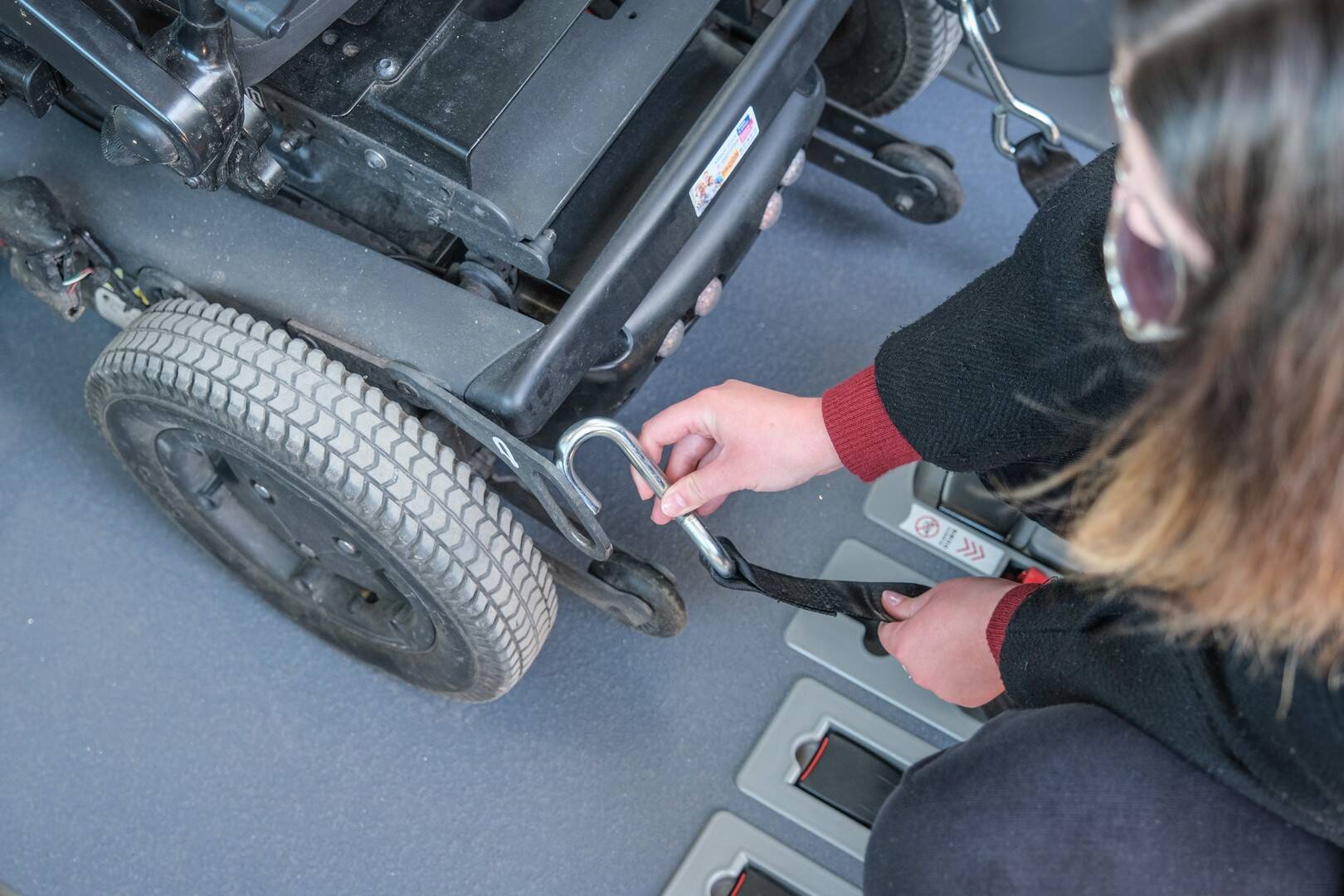 L'arrimage est facilité avec les sangles incluses dans le plancher 