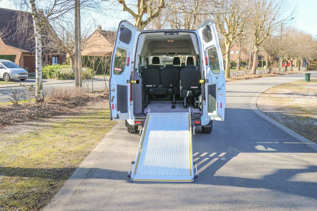 Livré de série avec une rampe d'accès manuelle facilement repliable, le Ford Transit Custom L2H2 TPMR peut également être équipé d'une plateforme élévatrice