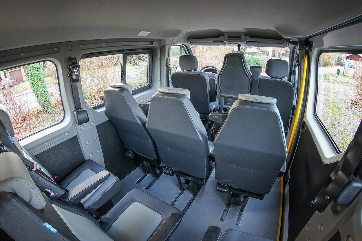 Le Renault Master L1H1 aménagé handicap est équipé de sièges amovibles et d'un siège pivotant pour plus de modularité