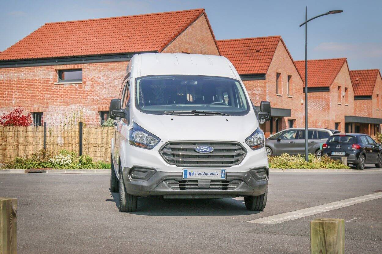 Le Transit Custom reprend les traits stylistiques propres à Ford