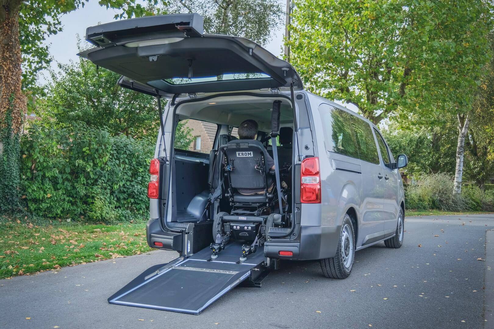 Le passager en fauteuil roulant voyage avec aise à bord de l'Opel Vivaro-e Xtra HappyAccess