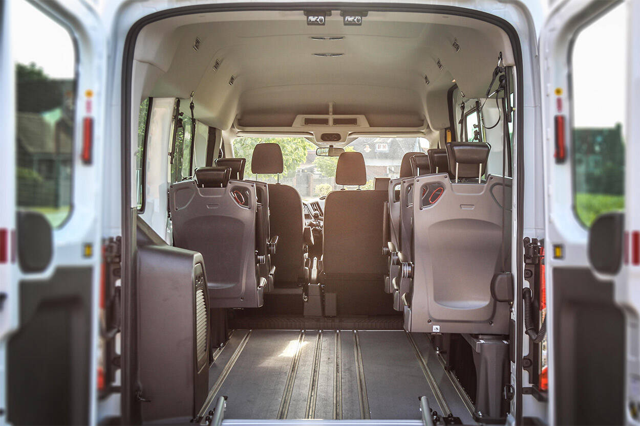 Le nouveau plancher TPMR présenté sur ce Ford Transit Kombi L2H2 est particulièrement pratique avec ses nombreux rails d'arrimage au sol qui permettent de multiples configurations.
