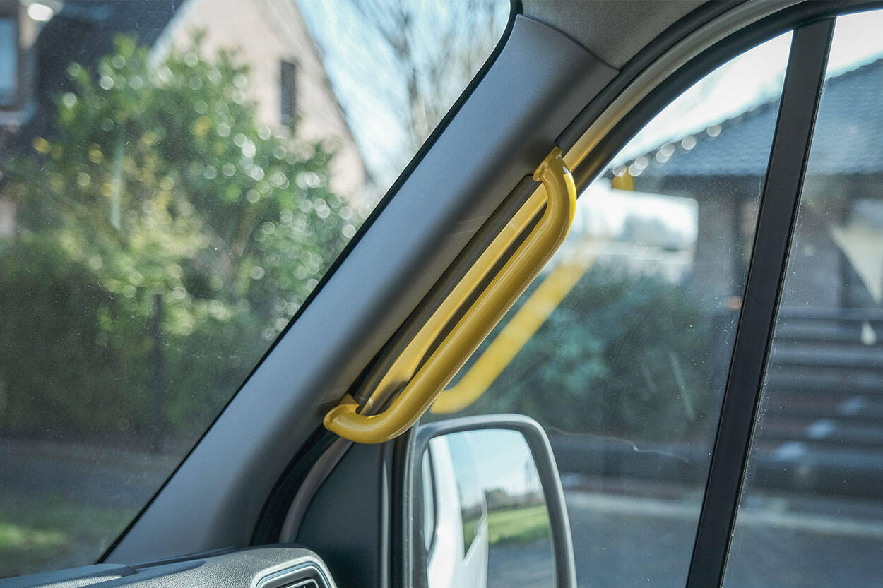 Une poignée d'aide à la montée est disponible en place passager sur ce Renault Master e-Tech L2H2 !