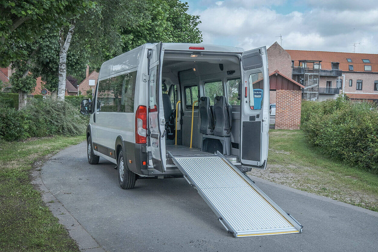 La rampe d'accès manuelle est légère et simple à déployer