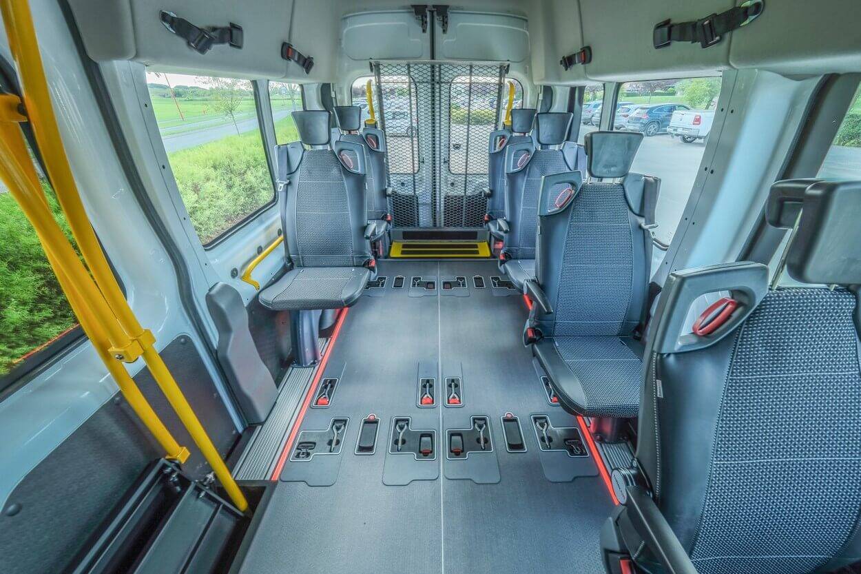 Retrouvez le plancher d'arrimage intégré Triflex Easy à l'intérieur du Ford E-Transit L3H3 TPMR Triflex Easy