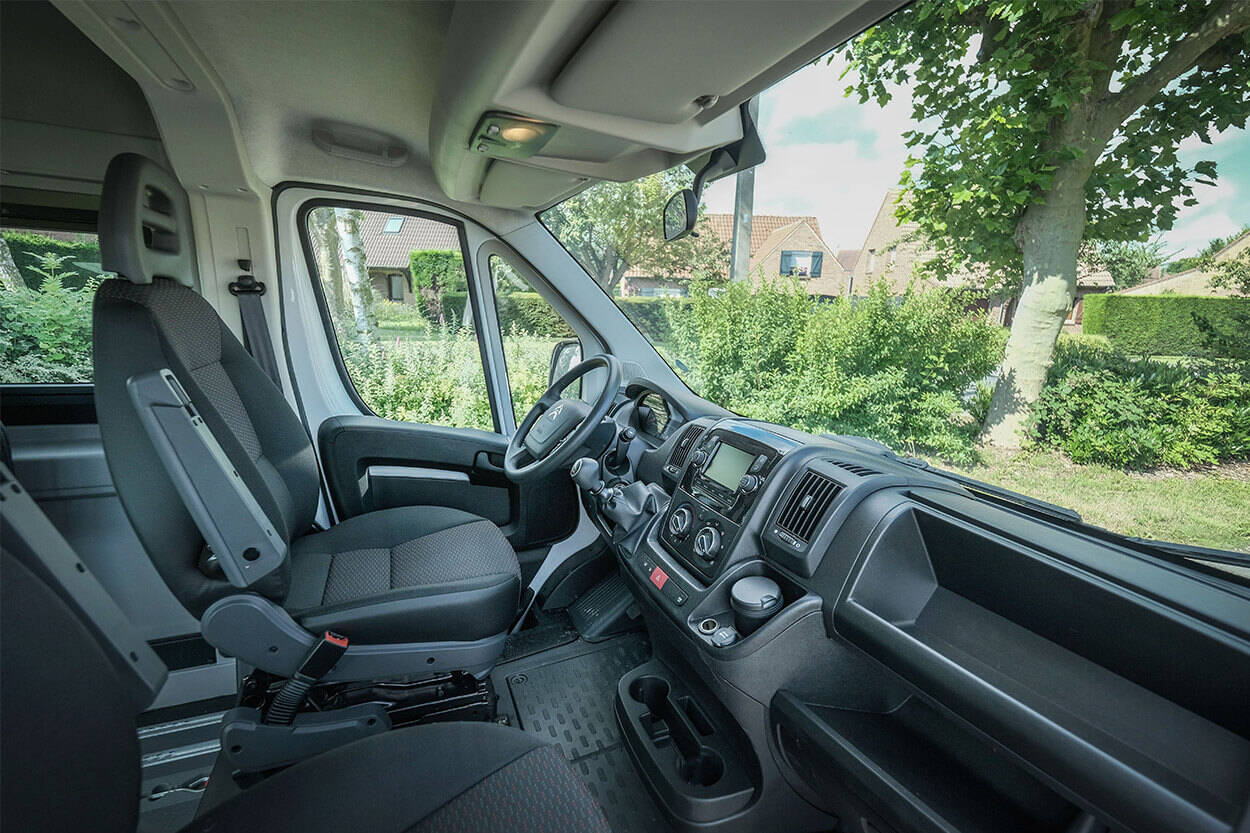 Le poste de conduite du Citroën Jumper L4H2 aménagé handicap est ultra confortable