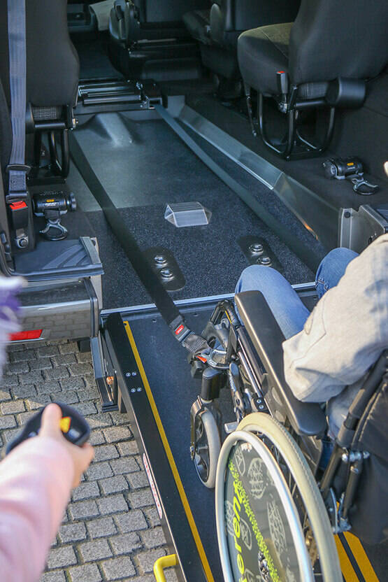 Pour faciliter leur installation à bord, le Vito TPMR PremiumAccess est équipé d'un Hook-i-treuil 3 en 1.