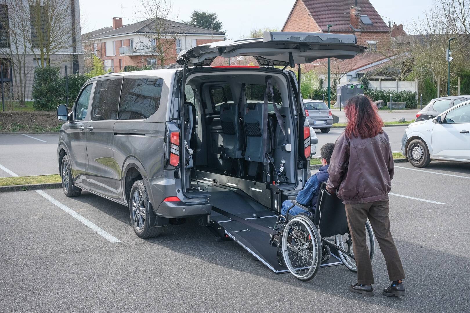  Voyez la faible pente de la rampe d'accès, idéal pour les fauteuils roulants électriques imposants