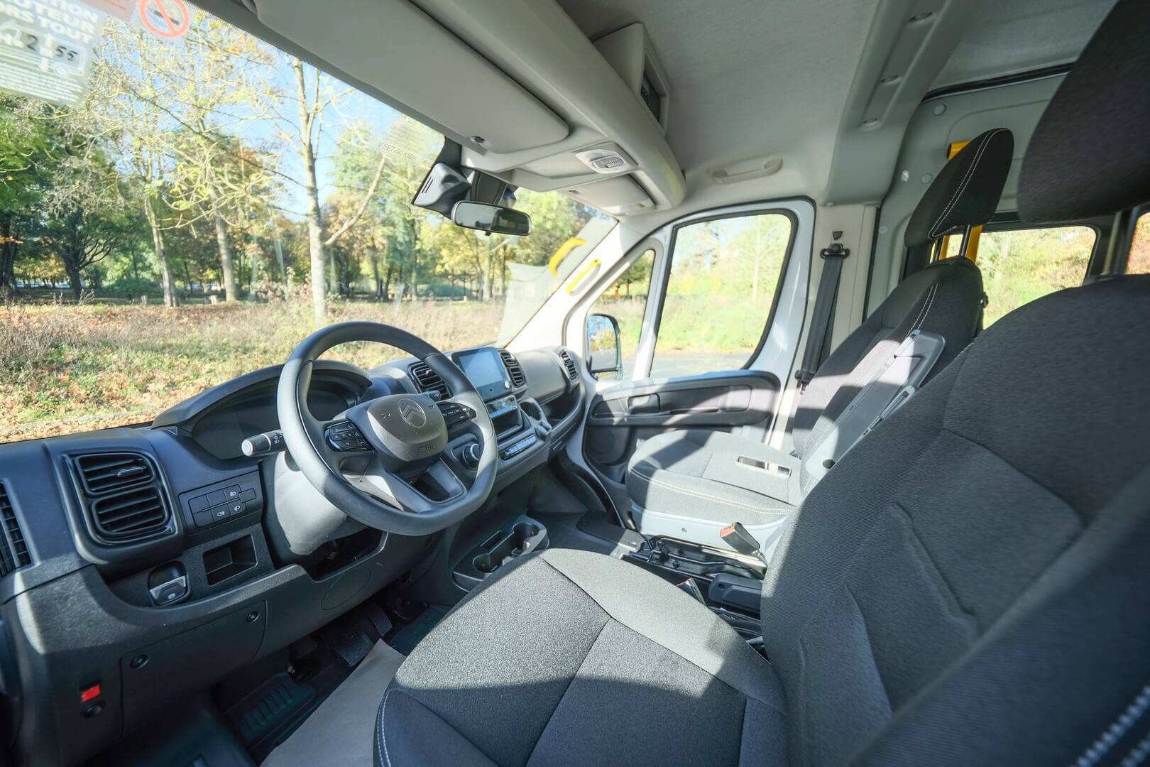 Le poste de conduite du Citroën ë-Jumper L3H2 est confortable et possède toutes les aides techniques à la conduite d'aujourd'hui