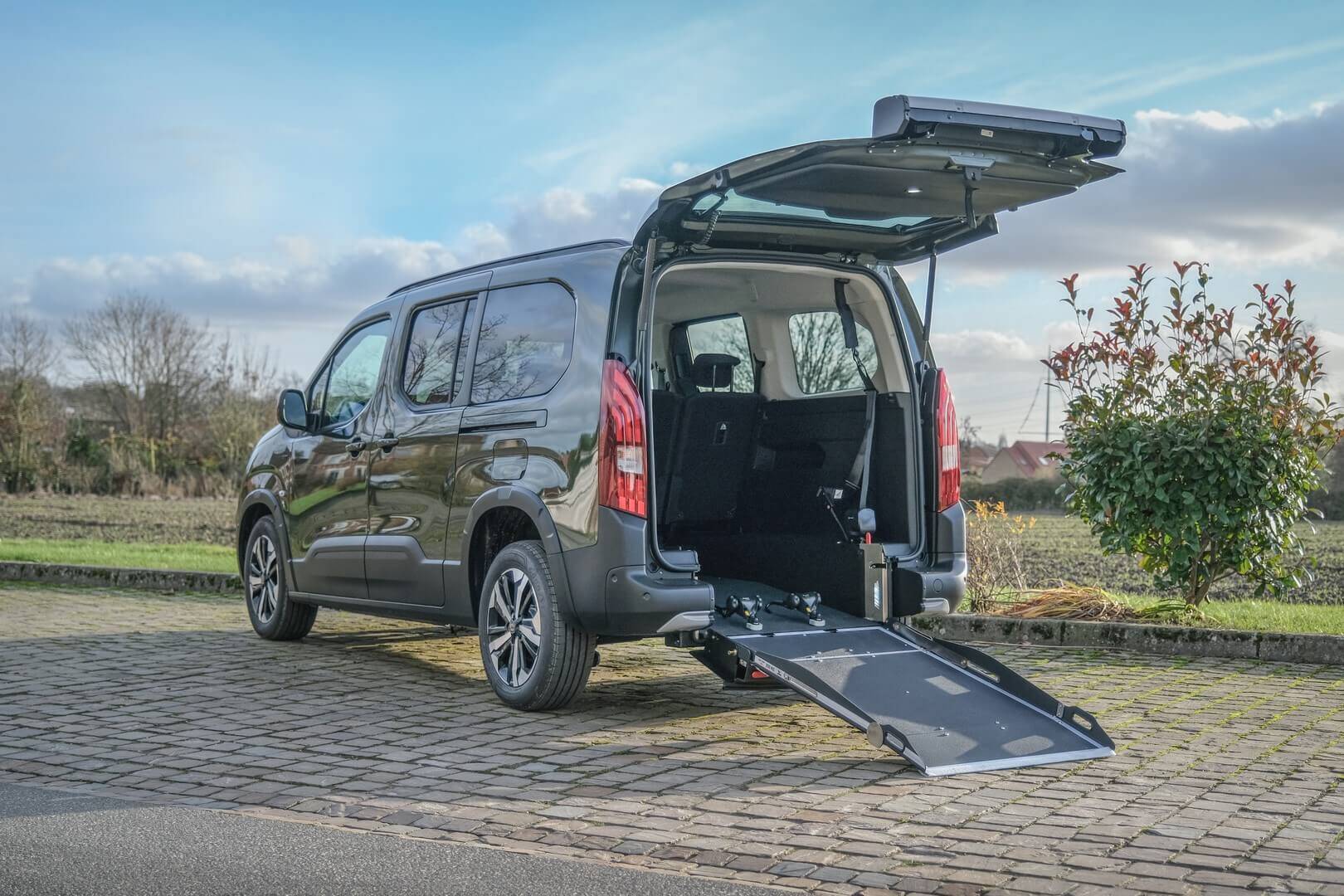 La rampe du Peugeot Rifter TPMR Maxi Xtra HappyAccess est plutôt faible, ce qui facilite les entrées et sorties des passagers en fauteuil roulant