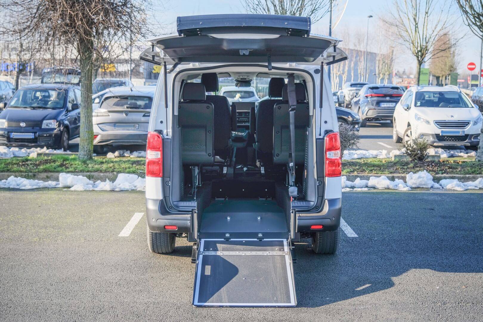 Le Peugeot Expert est un monospace ultra accessible et modulable, parfait dans le cadre d'une activité de transport de personnes