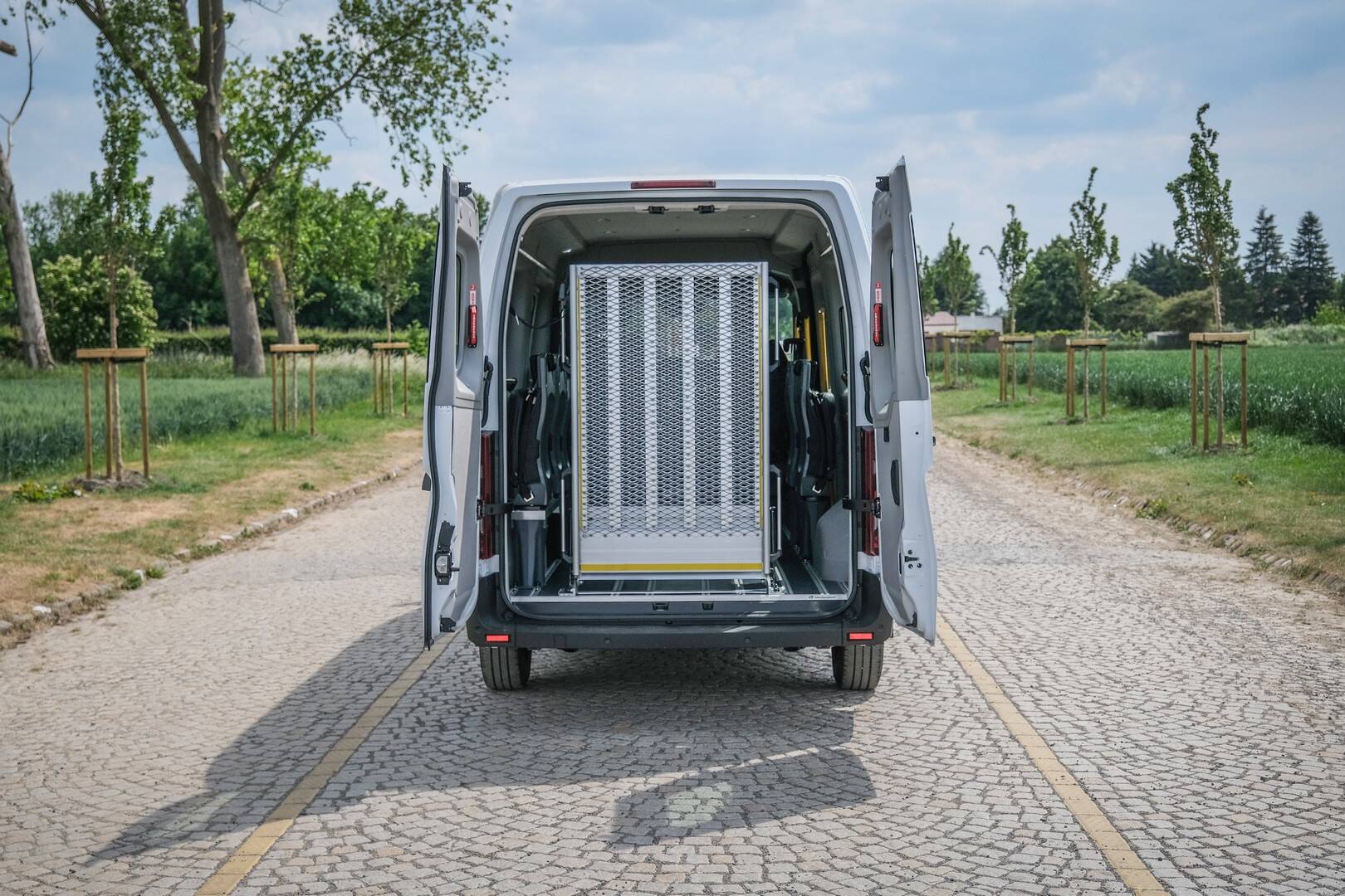En version SimplyAccess, le Renault Master L3H2 Triflex est équipé d'une rampe d'accès qui n'obstrue pas complètement la visibilité vers l'arrière